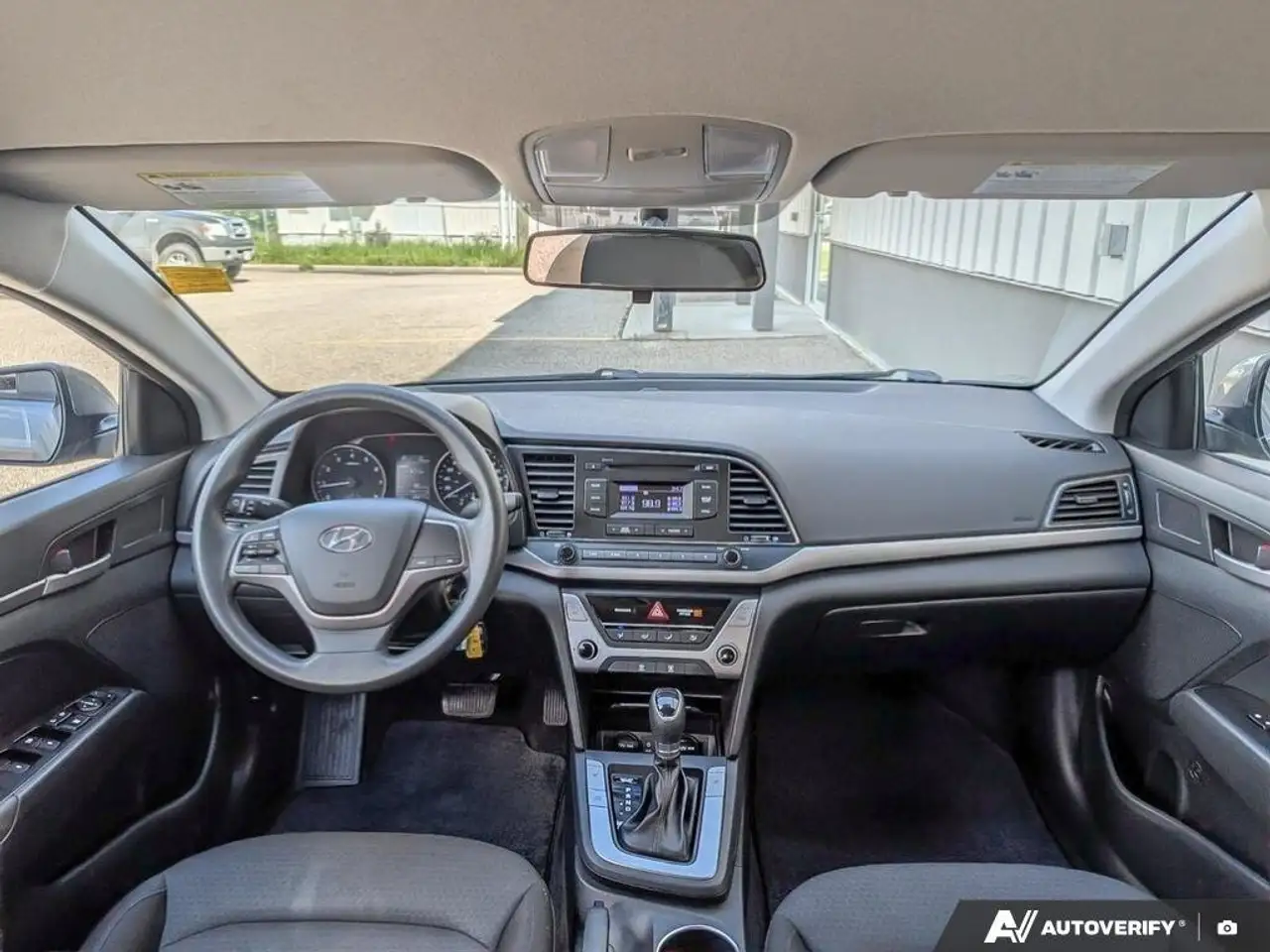 Hyundai ELANTRA photo Hyundai ELANTRA