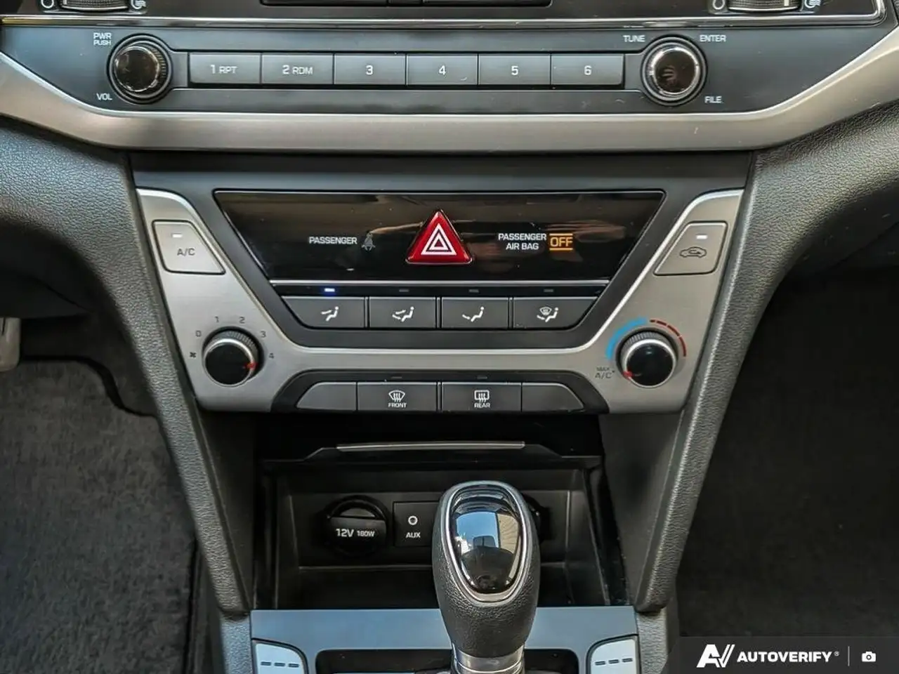 Hyundai ELANTRA photo Hyundai ELANTRA