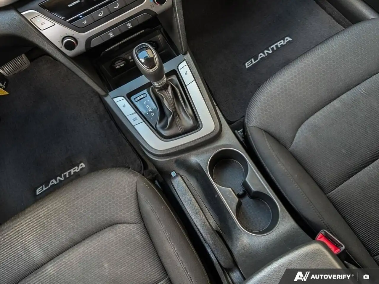 Hyundai ELANTRA photo Hyundai ELANTRA