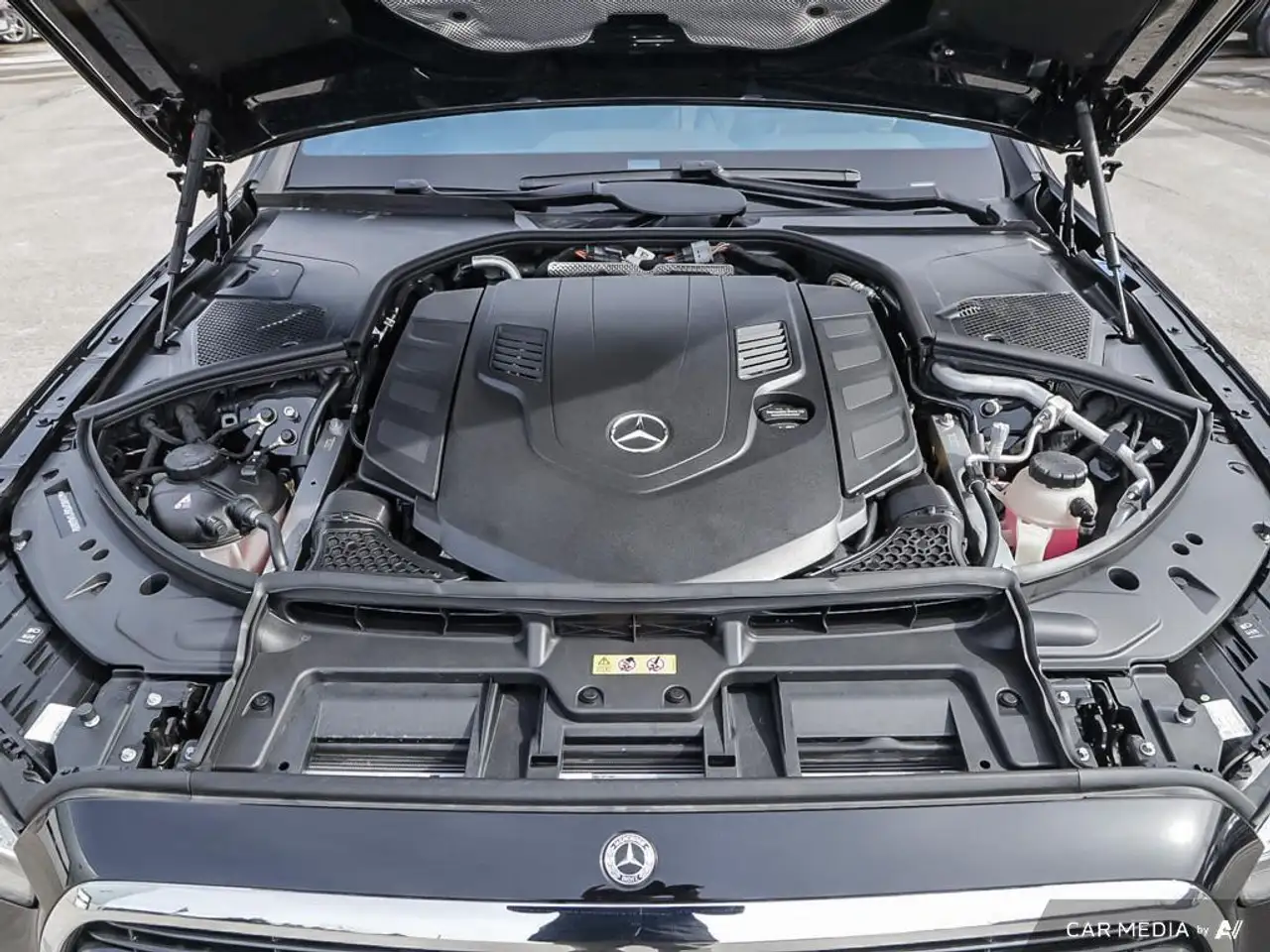 Mercedes-Benz S-Class снимка Mercedes-Benz S-Class
