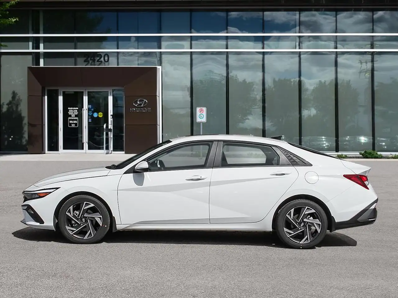 Hyundai ELANTRA photo Hyundai ELANTRA