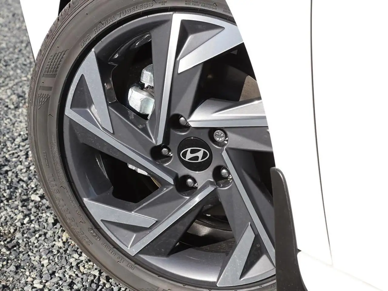 Hyundai ELANTRA photo Hyundai ELANTRA