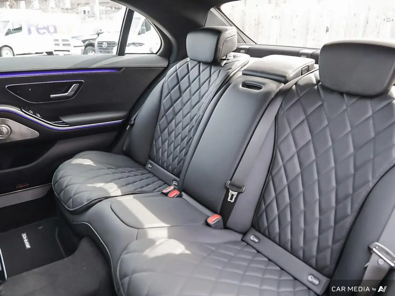 Mercedes-Benz S-Class снимка Mercedes-Benz S-Class