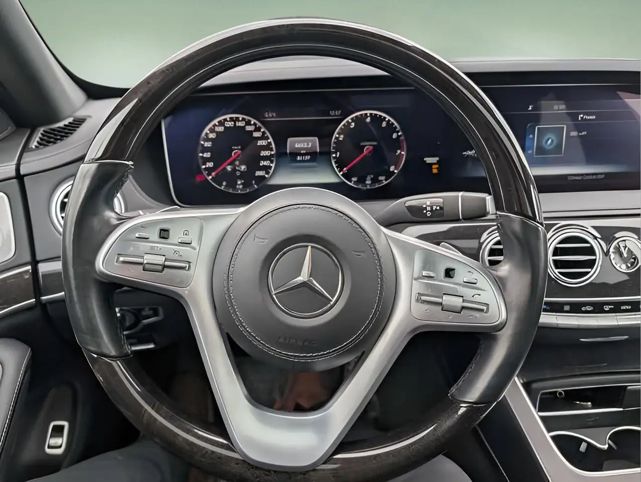 Mercedes-Benz S-Class снимка Mercedes-Benz S-Class