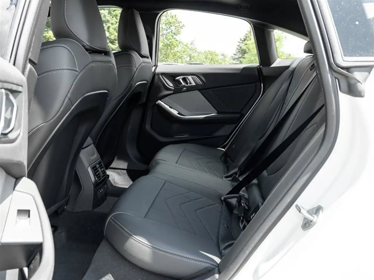 BMW 2 Series снимка BMW 2 Series