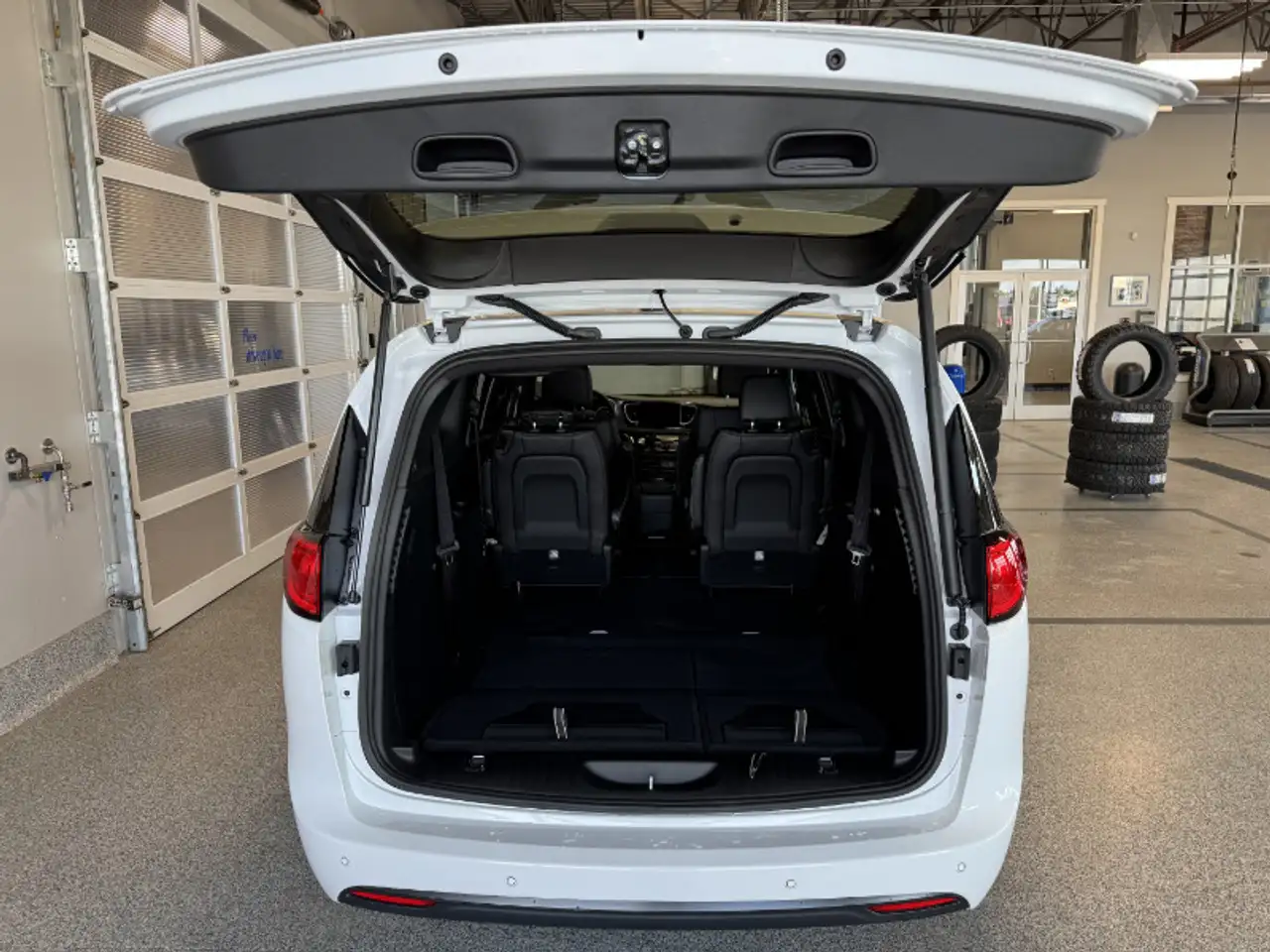 Chrysler Grand Caravan photo Chrysler Grand Caravan