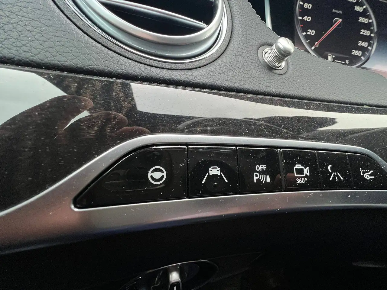 Mercedes-Benz S-Class снимка Mercedes-Benz S-Class