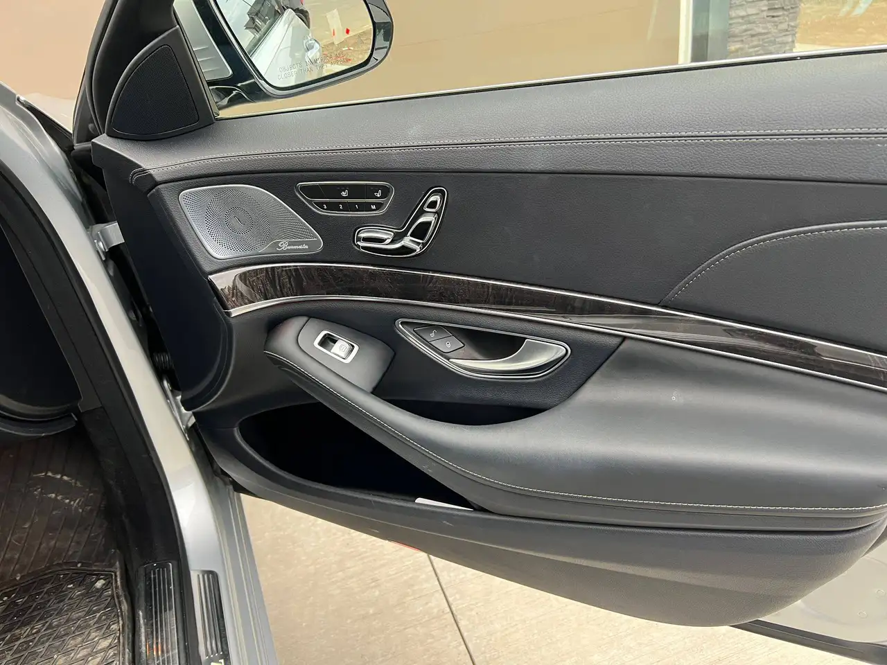 Mercedes-Benz S-Class снимка Mercedes-Benz S-Class