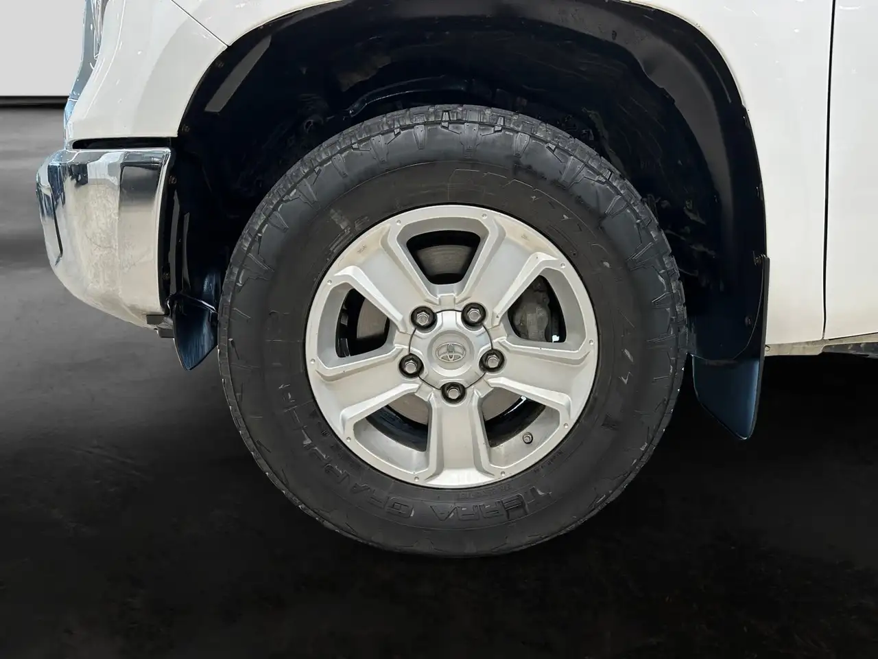 Toyota Tundra снимка Toyota Tundra