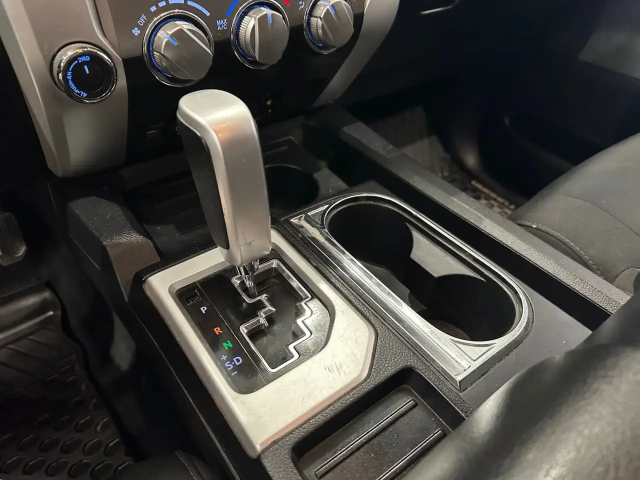 Toyota Tundra снимка Toyota Tundra