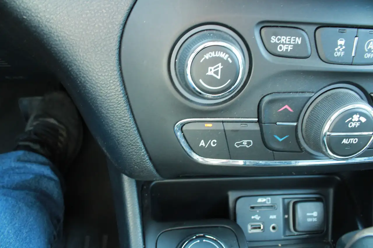 Jeep Cherokee photo Jeep Cherokee