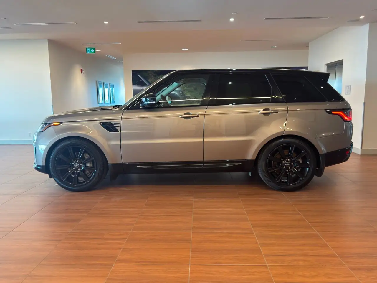 Land Rover Range Rover Sport снимка Land Rover Range Rover Sport