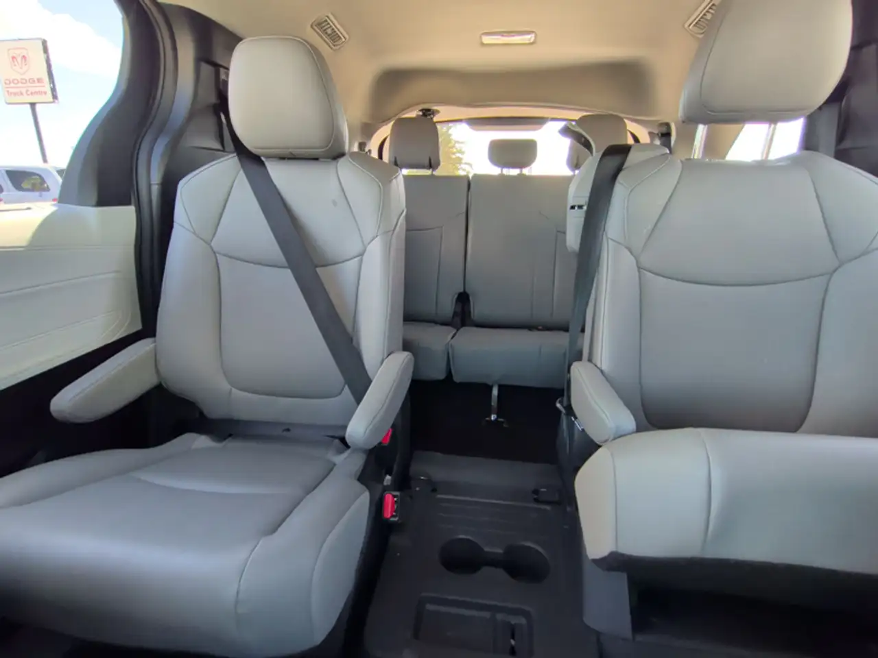 Toyota Sienna снимка Toyota Sienna
