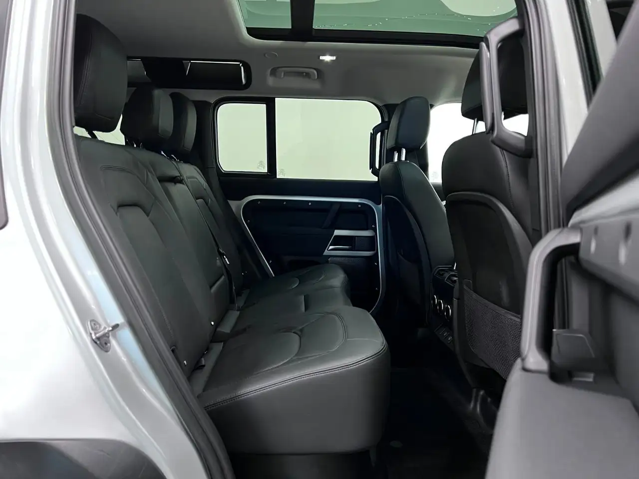 Land Rover Defender photo Land Rover Defender