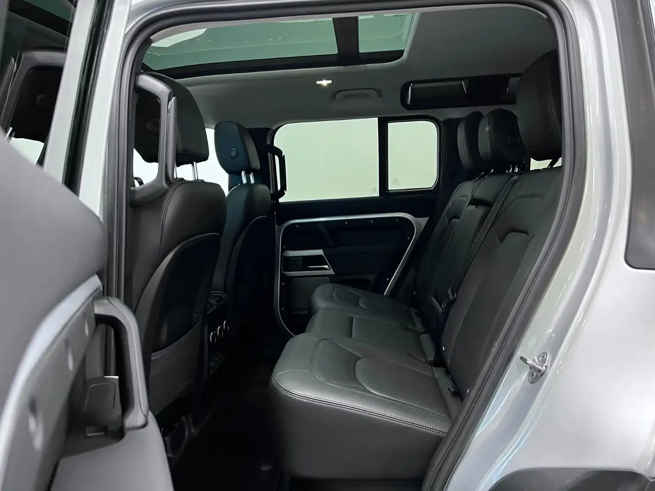 Land Rover Defender photo Land Rover Defender