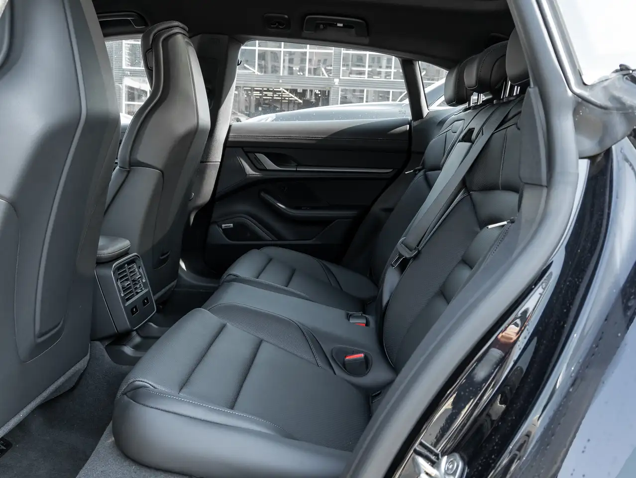 Porsche Taycan снимка Porsche Taycan