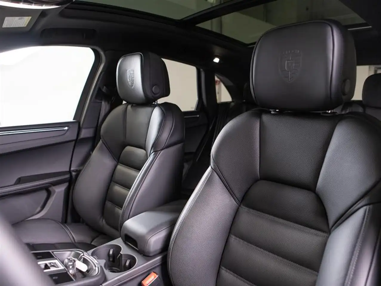 Porsche Macan photo Porsche Macan