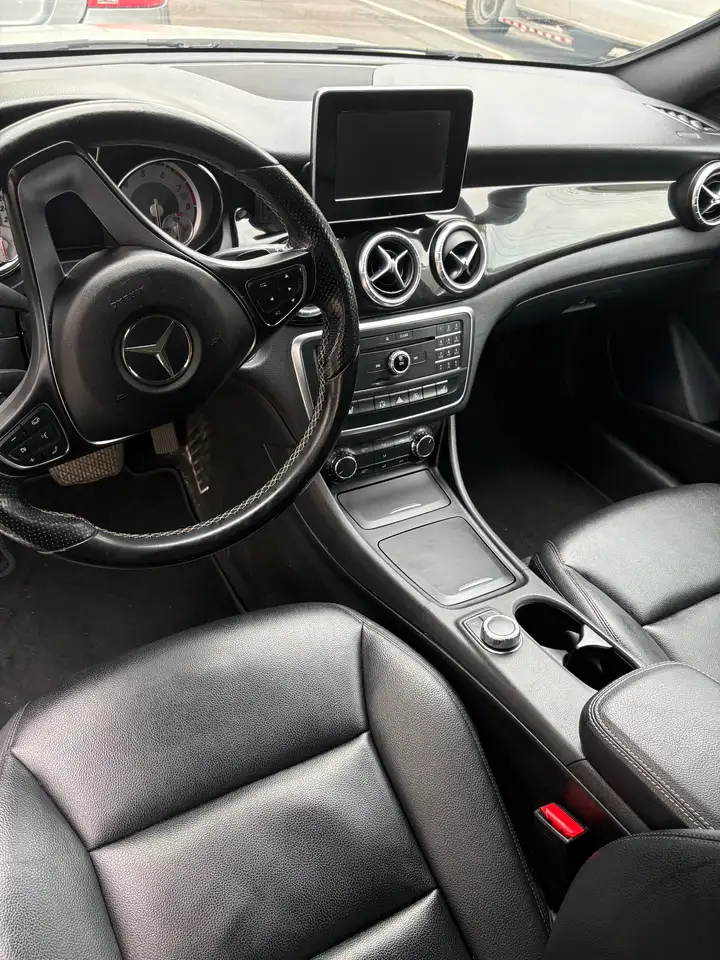 Mercedes-Benz CLA снимка Mercedes-Benz CLA