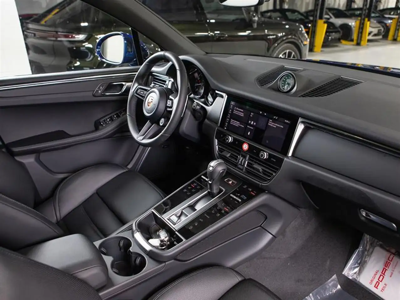 Porsche Macan photo Porsche Macan
