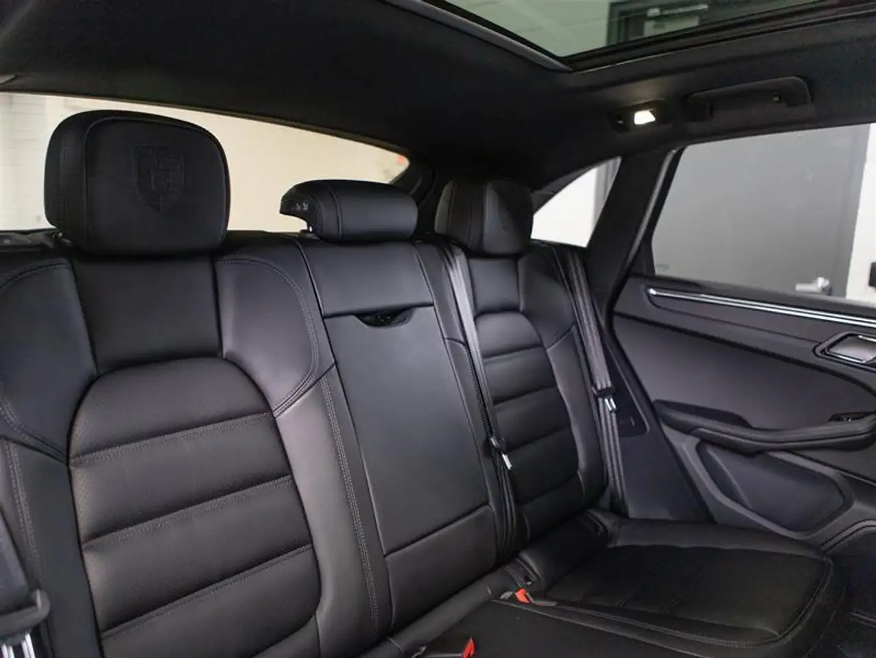 Porsche Macan photo Porsche Macan