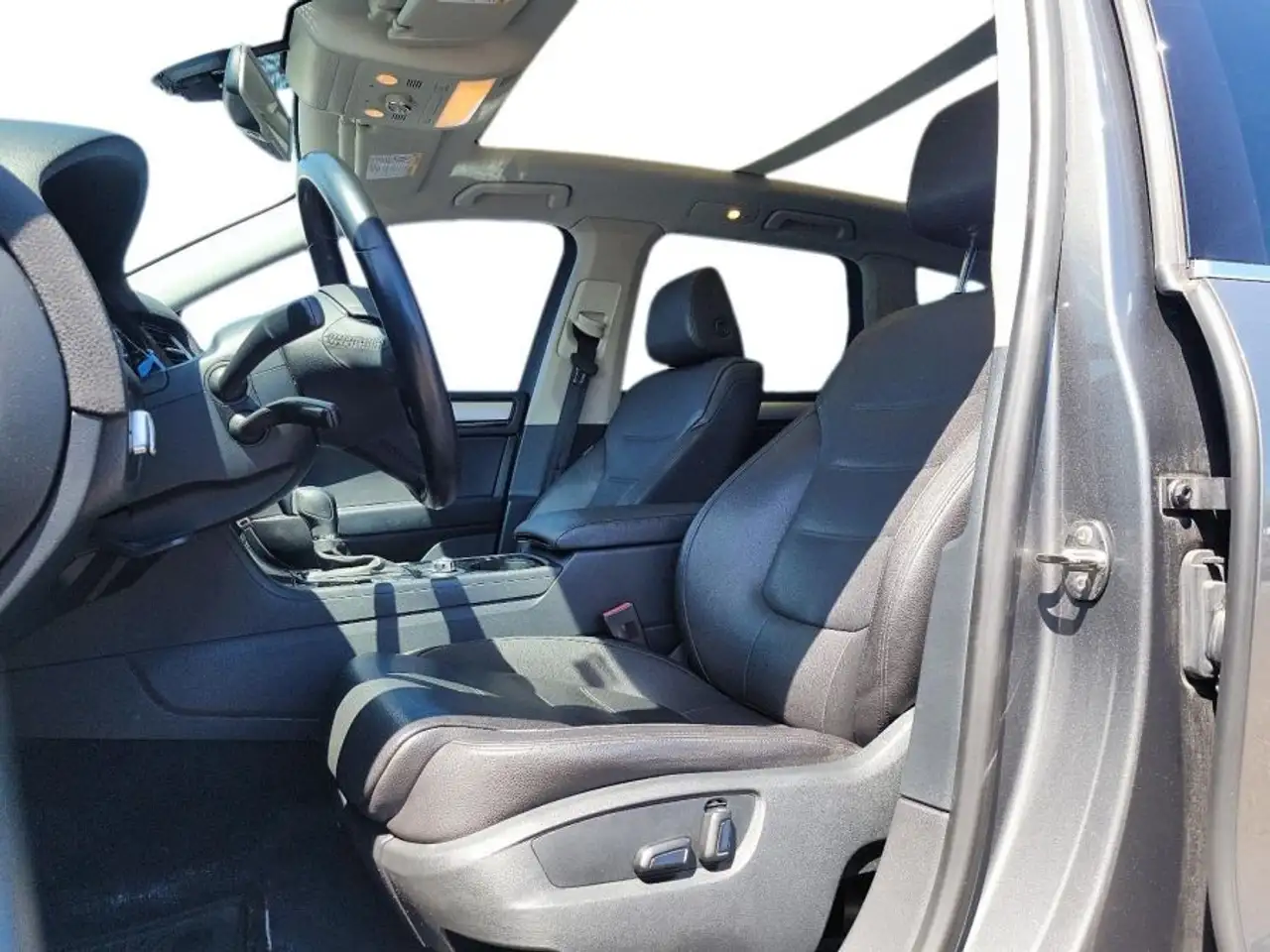 Volkswagen Touareg photo Volkswagen Touareg