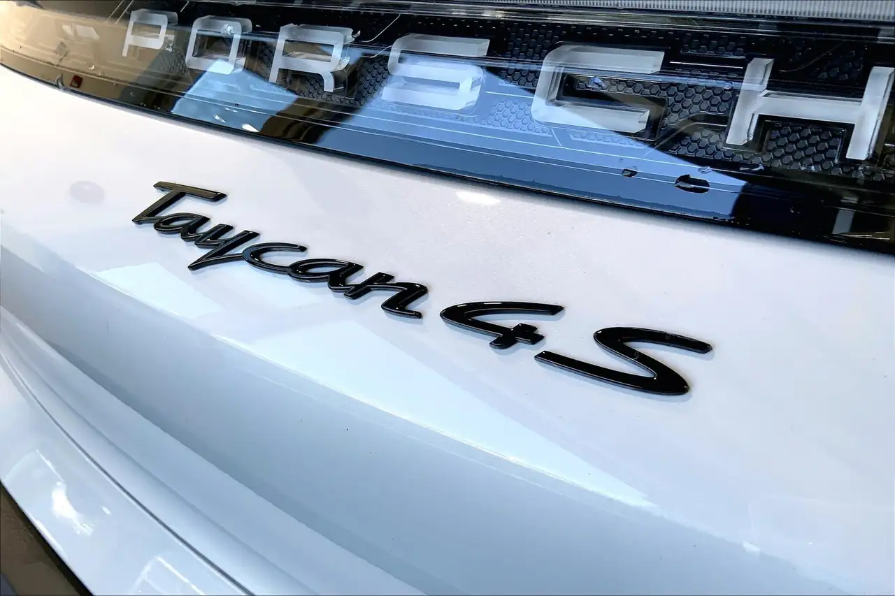 Porsche Taycan снимка Porsche Taycan