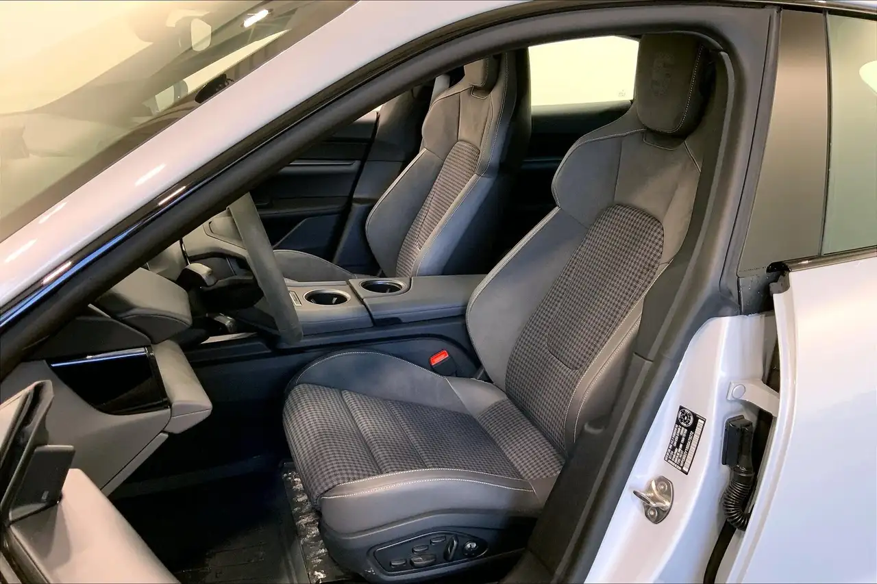 Porsche Taycan снимка Porsche Taycan