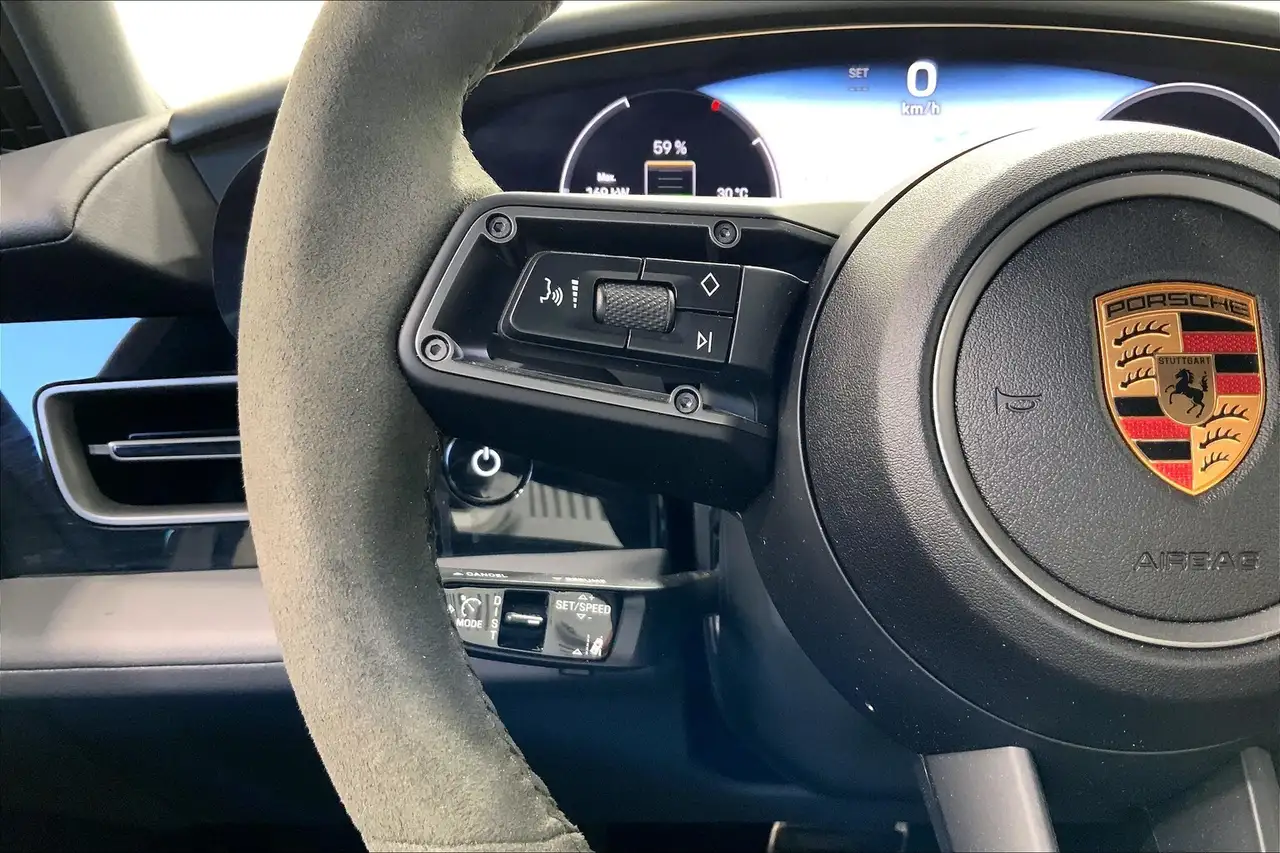 Porsche Taycan снимка Porsche Taycan