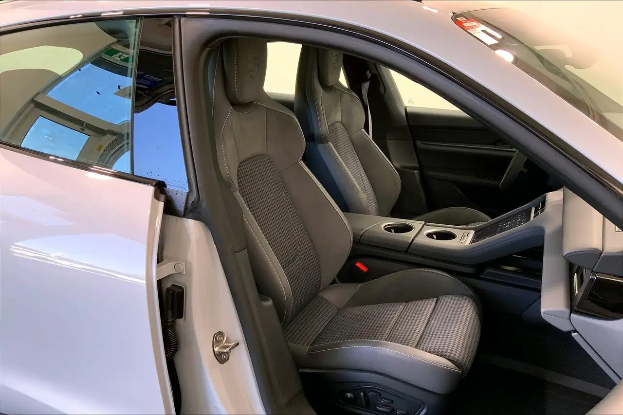 Porsche Taycan снимка Porsche Taycan