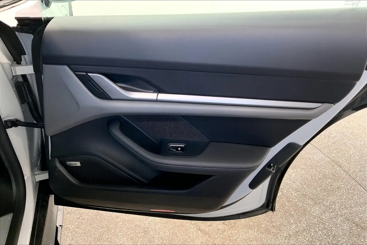 Porsche Taycan снимка Porsche Taycan