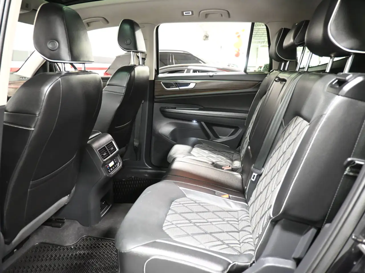 Volkswagen Atlas photo Volkswagen Atlas