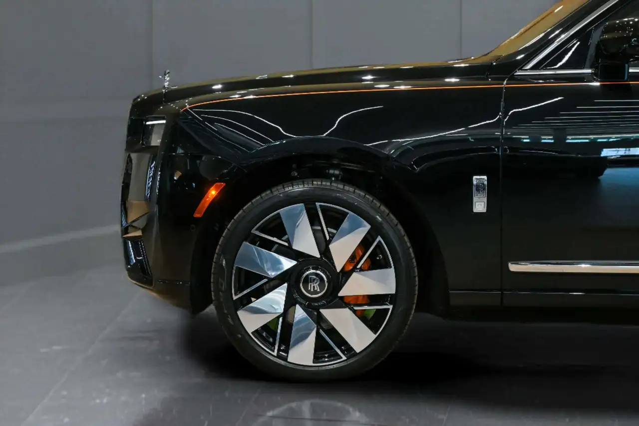 Rolls-Royce Cullinan photo Rolls-Royce Cullinan