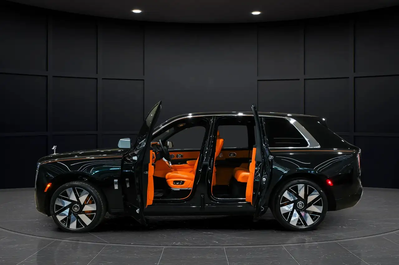 Rolls-Royce Cullinan photo Rolls-Royce Cullinan