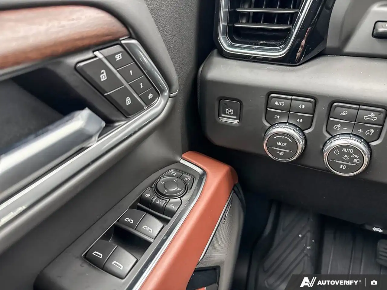GMC Sierra 3500HD снимка GMC Sierra 3500HD