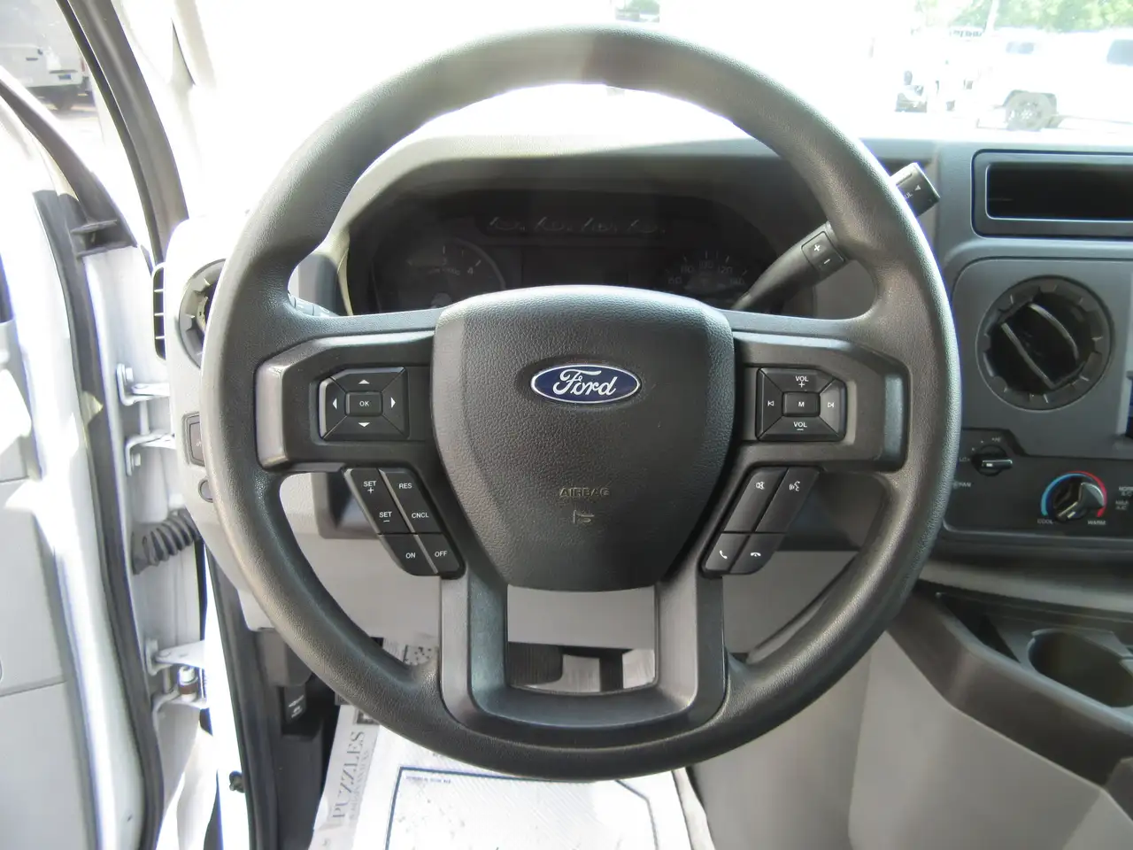 Ford E-450 снимка Ford E-450