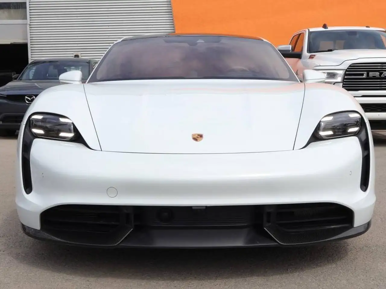 Porsche Taycan снимка Porsche Taycan