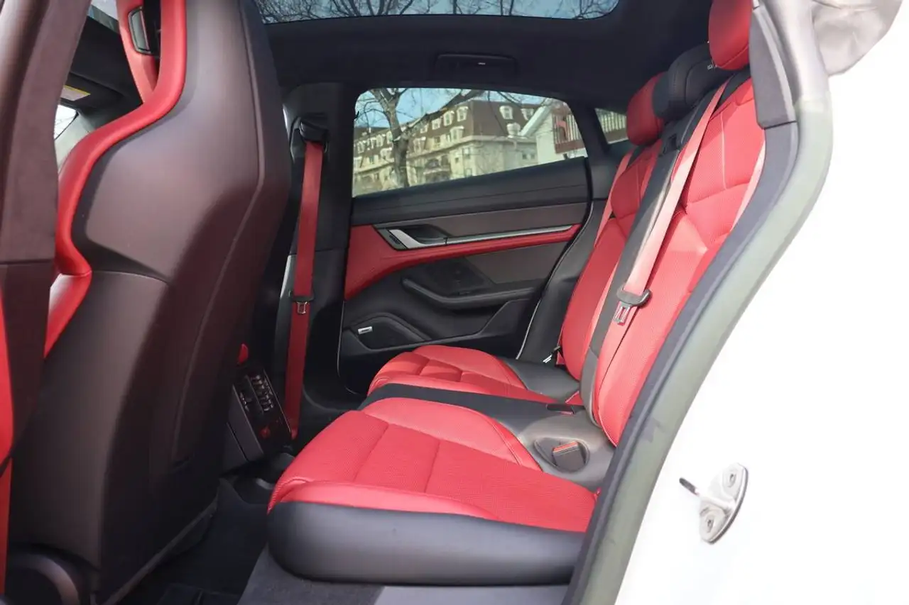 Porsche Taycan снимка Porsche Taycan