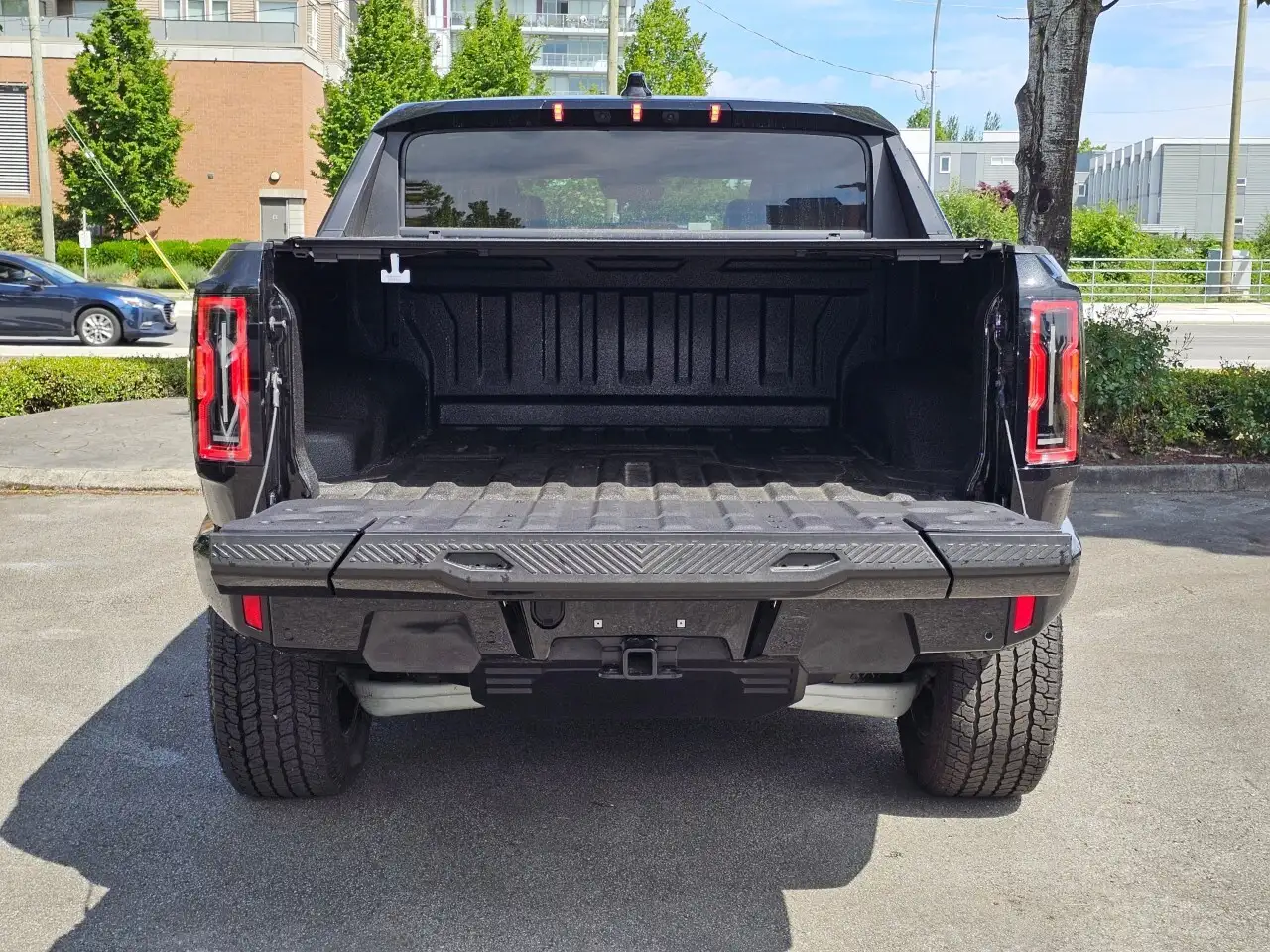 GMC HUMMER EV Pickup photo GMC HUMMER EV Pickup