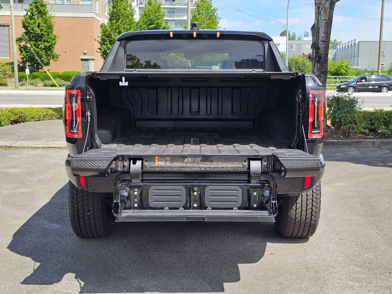 GMC HUMMER EV Pickup photo GMC HUMMER EV Pickup