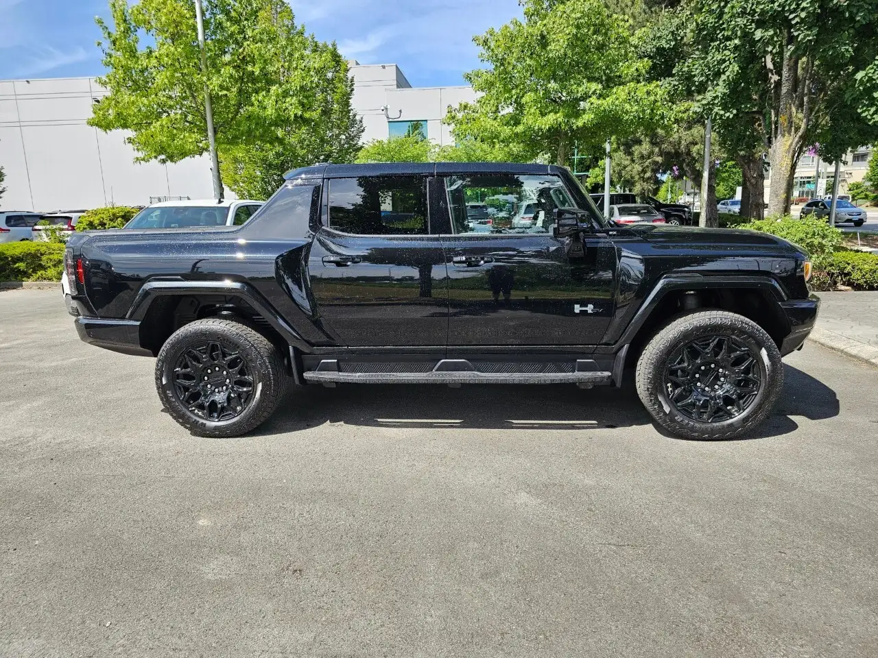 GMC HUMMER EV Pickup photo GMC HUMMER EV Pickup