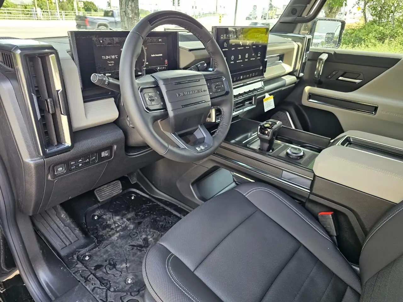 GMC HUMMER EV Pickup photo GMC HUMMER EV Pickup