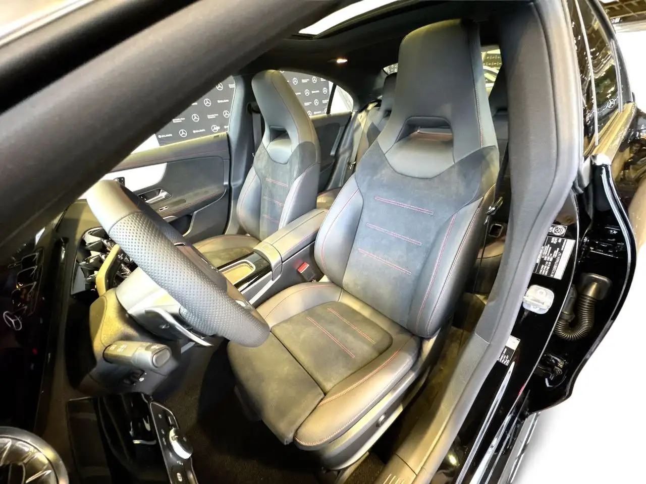 Mercedes-Benz CLA снимка Mercedes-Benz CLA