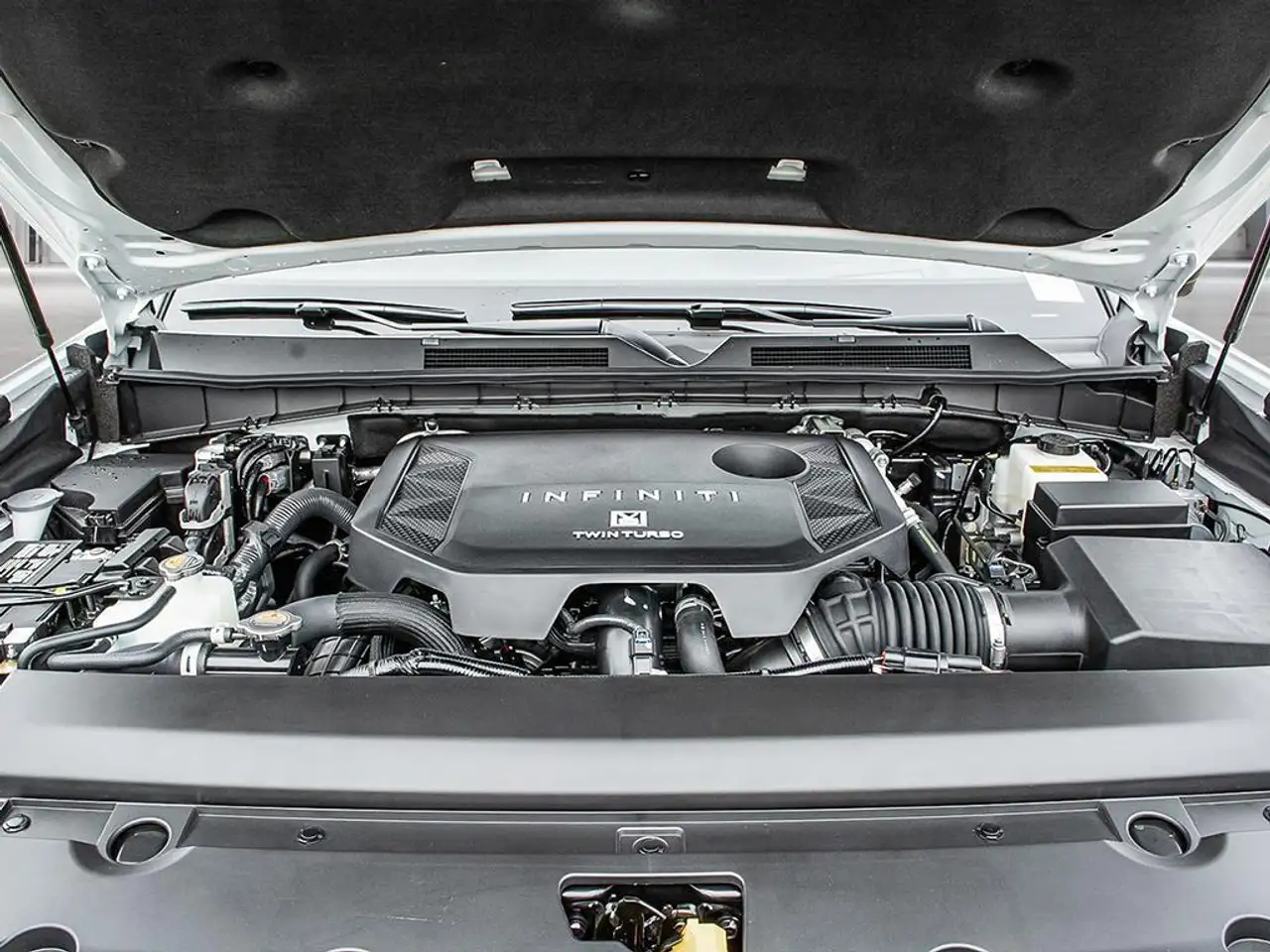 Infiniti QX80 снимка Infiniti QX80