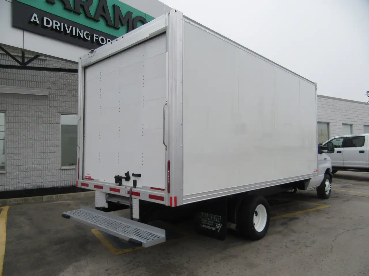 Ford E-450 Super Duty DRW снимка Ford E-450 Super Duty DRW