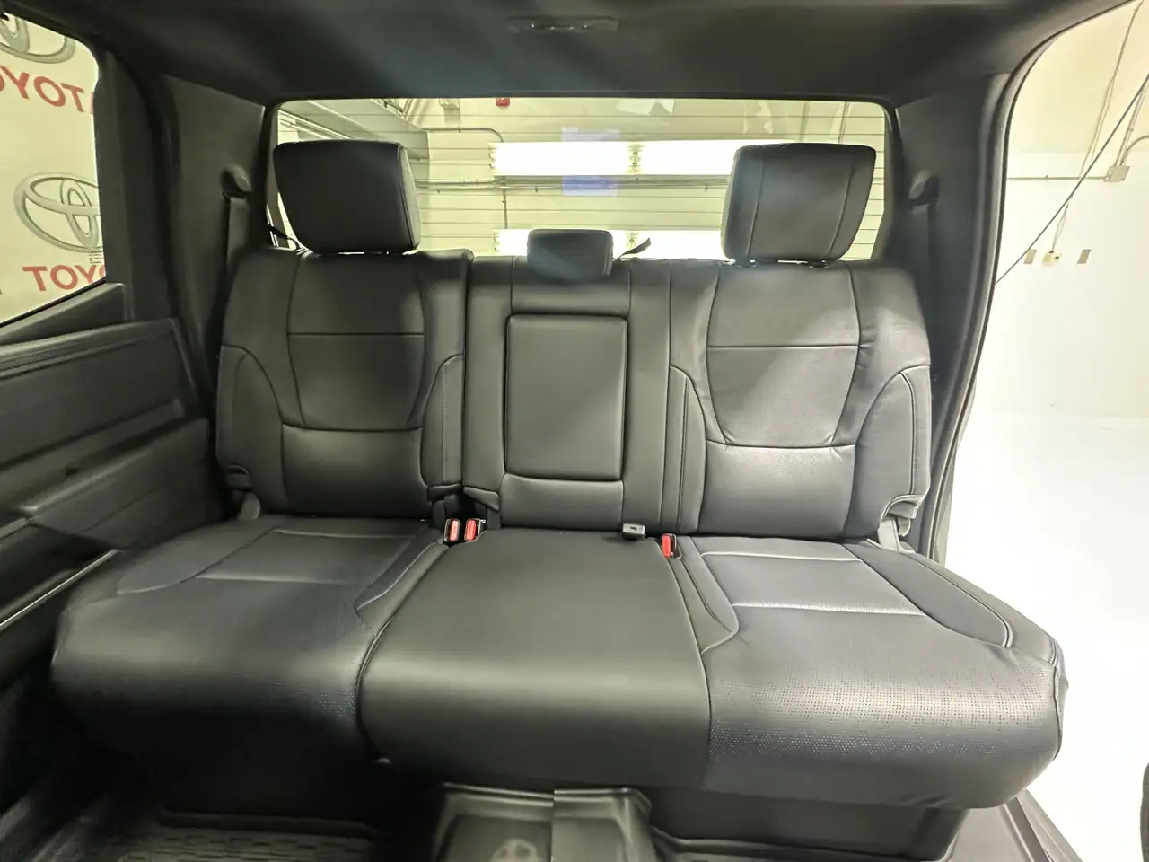 Toyota Tundra снимка Toyota Tundra