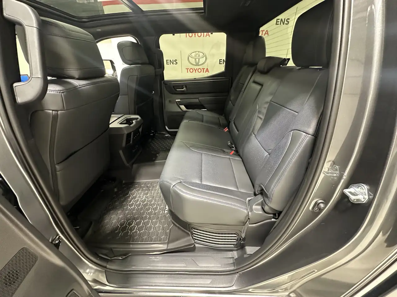 Toyota Tundra снимка Toyota Tundra