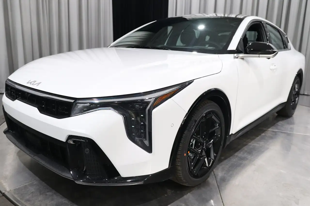 Kia K4 снимка Kia K4
