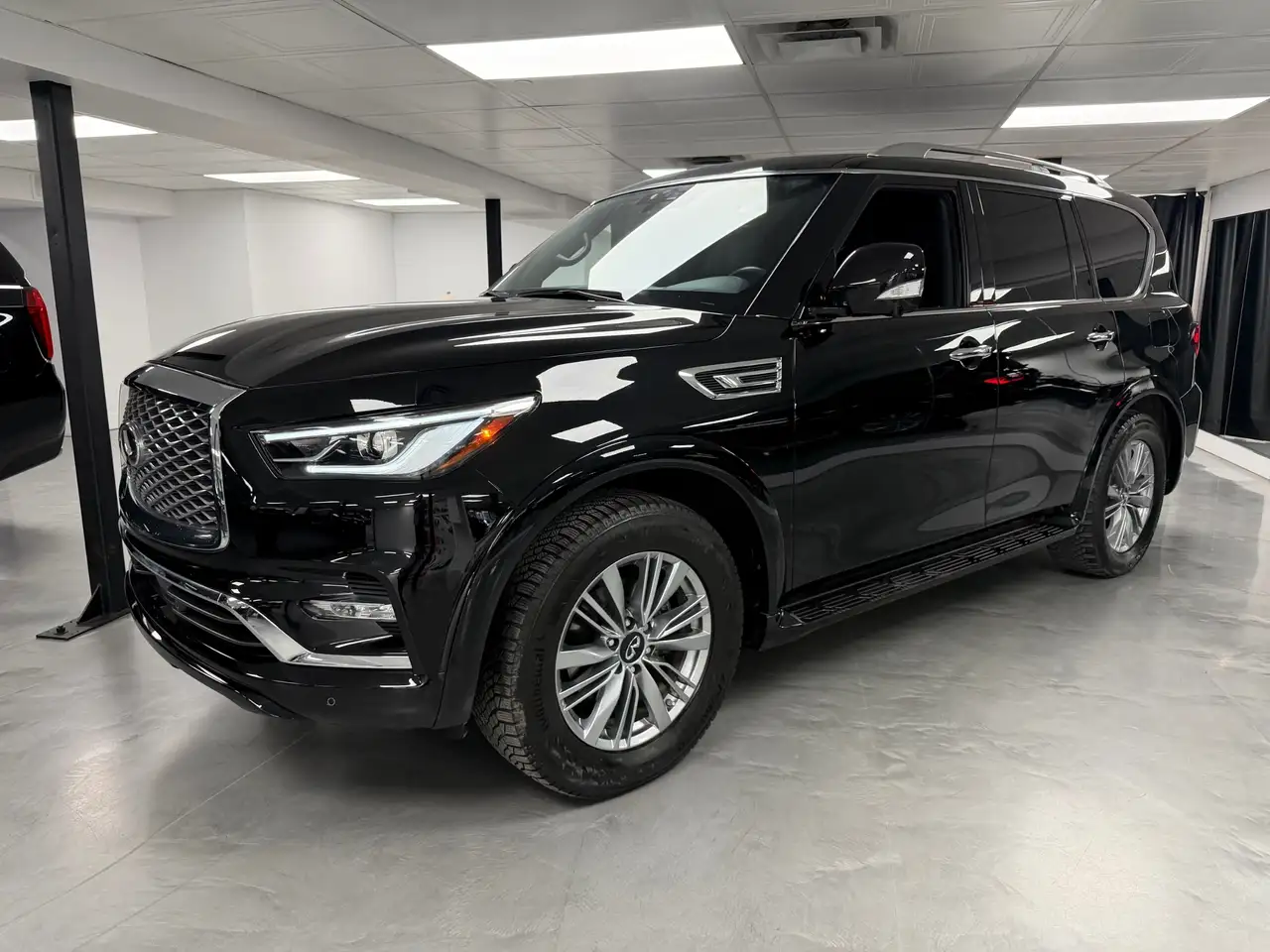 Infiniti QX80 снимка Infiniti QX80