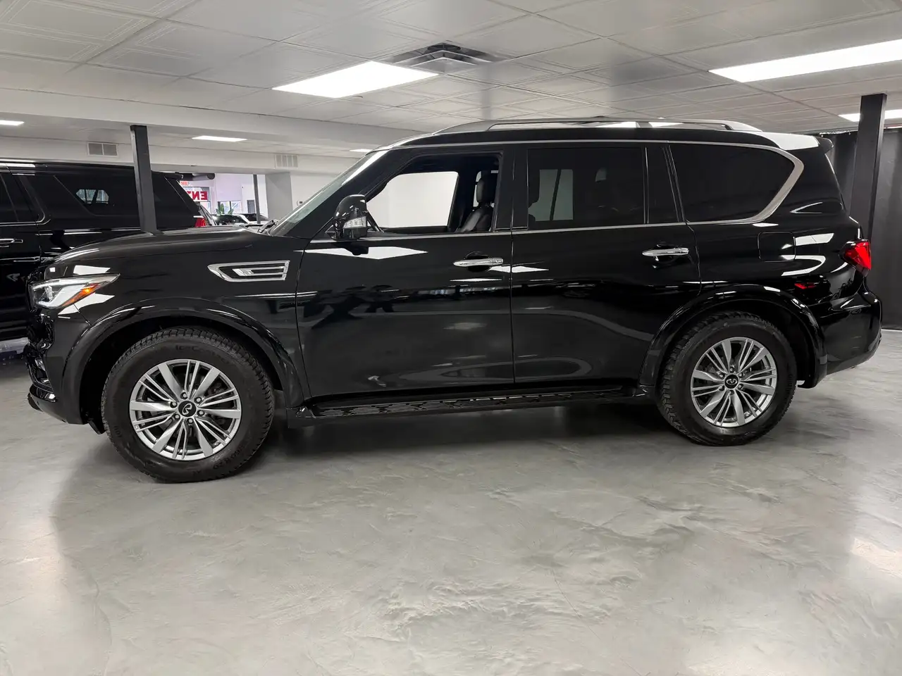 Infiniti QX80 снимка Infiniti QX80