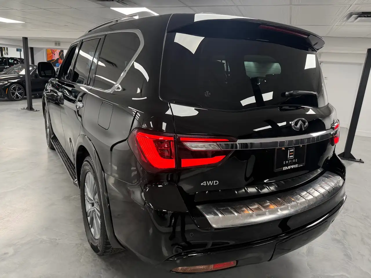 Infiniti QX80 снимка Infiniti QX80